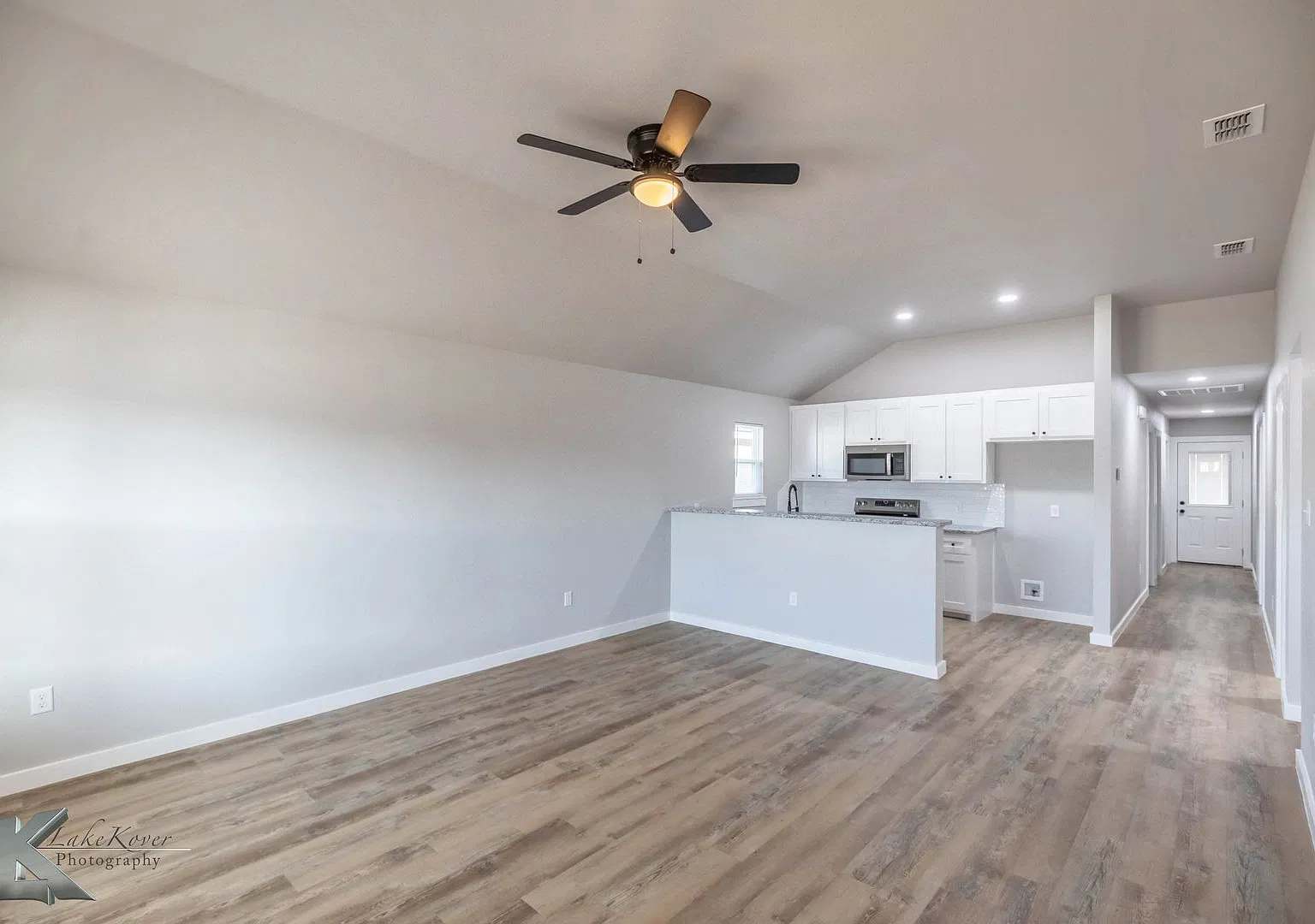 Beautifully Built In 2025! 3 Bedroom, 2 Bath, 1 Car Xl Garage — Photo 3