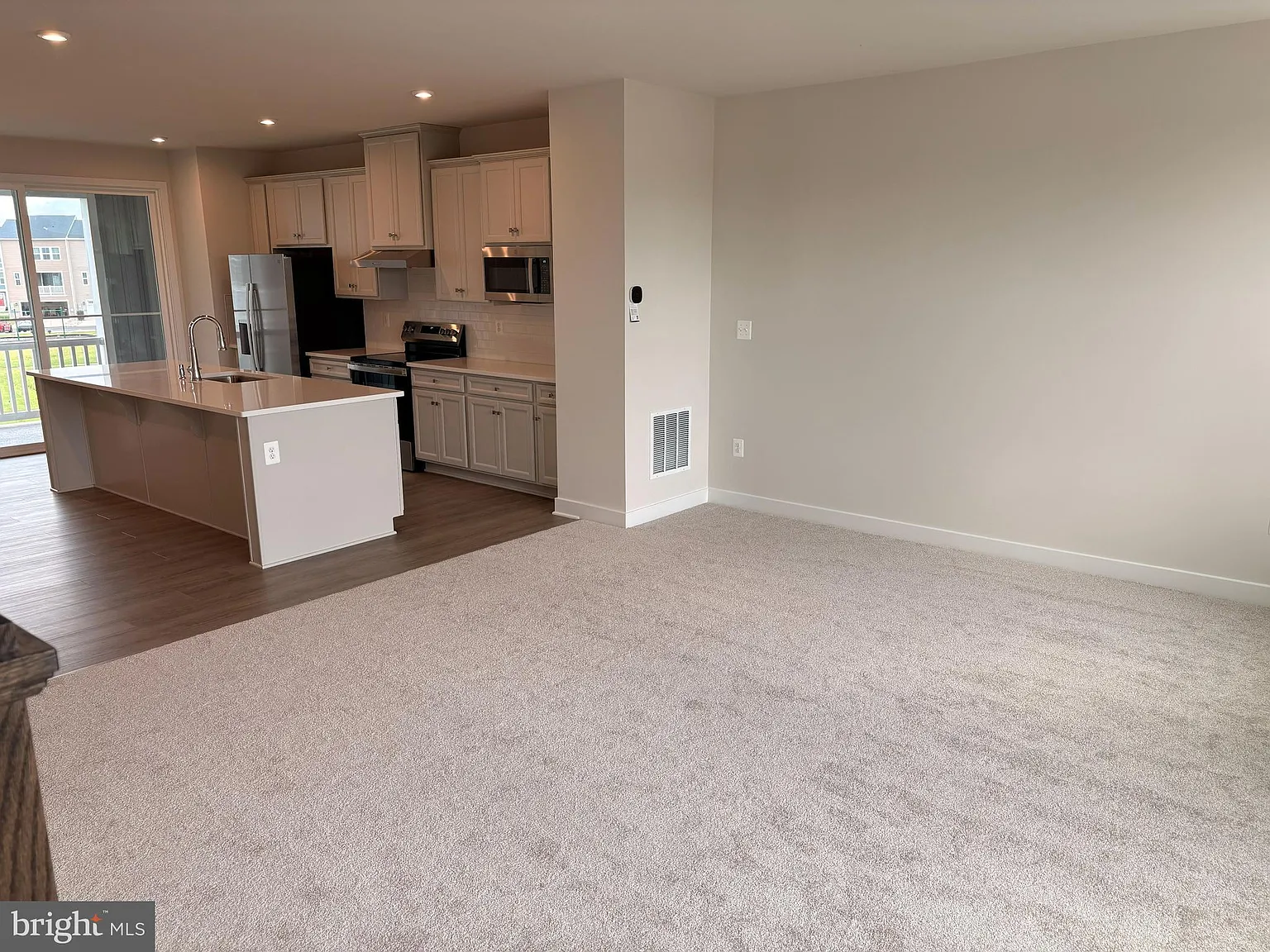 4 bed, 3.5 bath, 2237 sqft, $2,900 — Photo 3