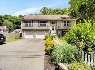 100 Lakeshore Dr W, Hewitt, NJ 07421