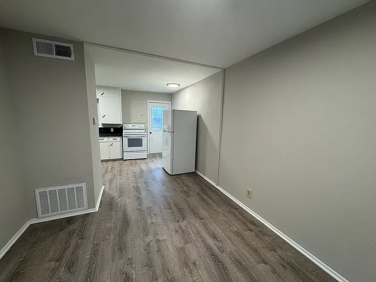 204 W 5th St #2 — Photo 5