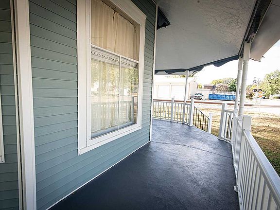 3rd image of 1105 Busseron St