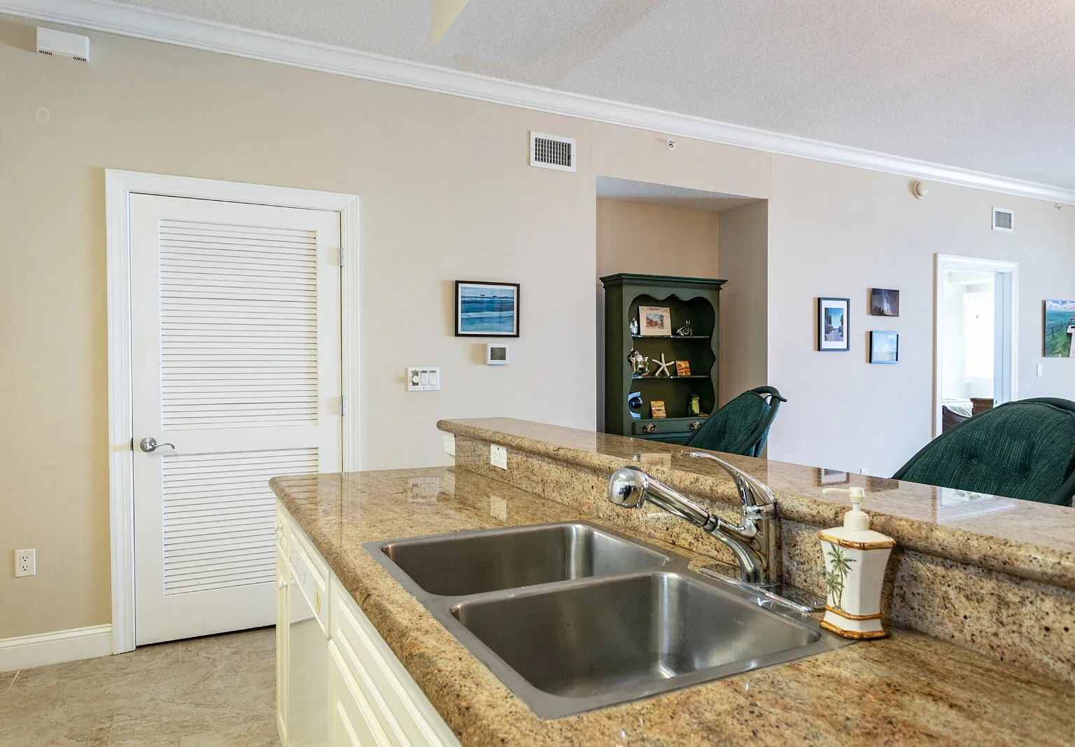 3 bed, 2.5 bath, 1640 sqft, $3,250 — Photo 4