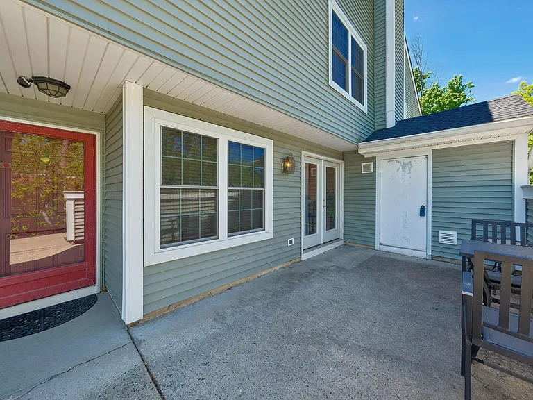 212 Westchester Ct #8 — Photo 2
