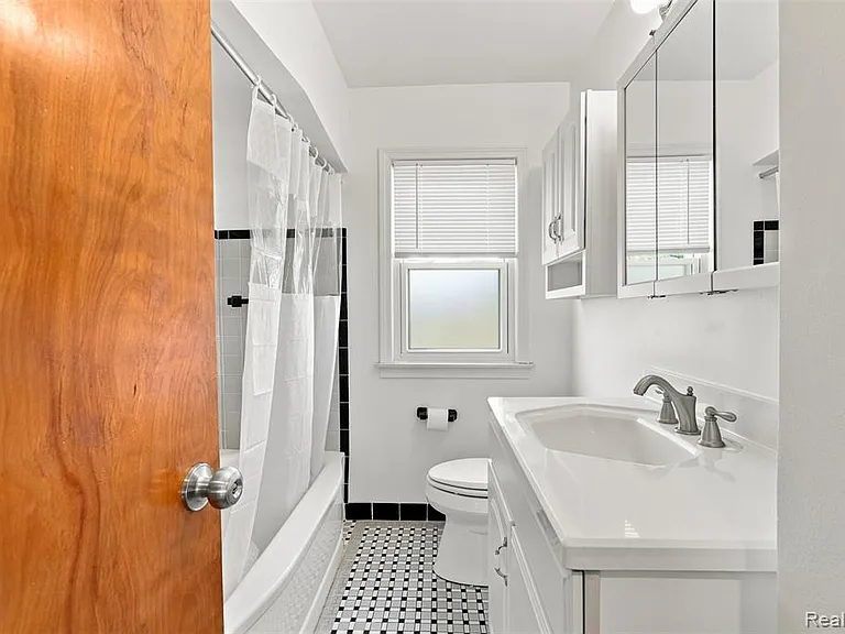 100 S Custer Ave — Photo 11