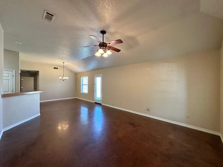 2103 Charleston Ct — Photo 2