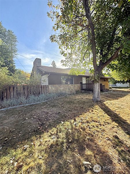3rd image of 611 Cedar