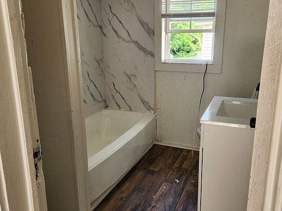 3rd image of 715 White Oak Ln