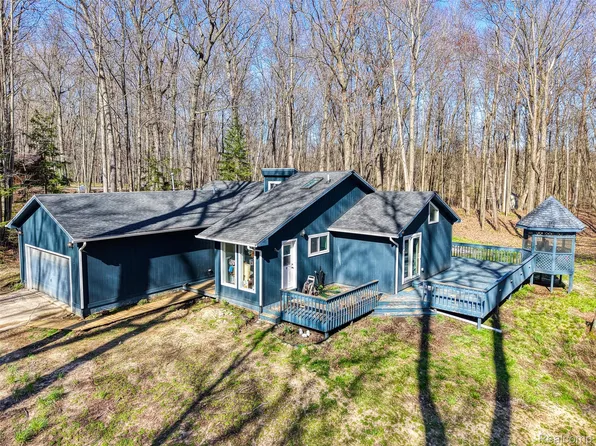 9820 Oakhurst Rd, Holly, MI 48442
