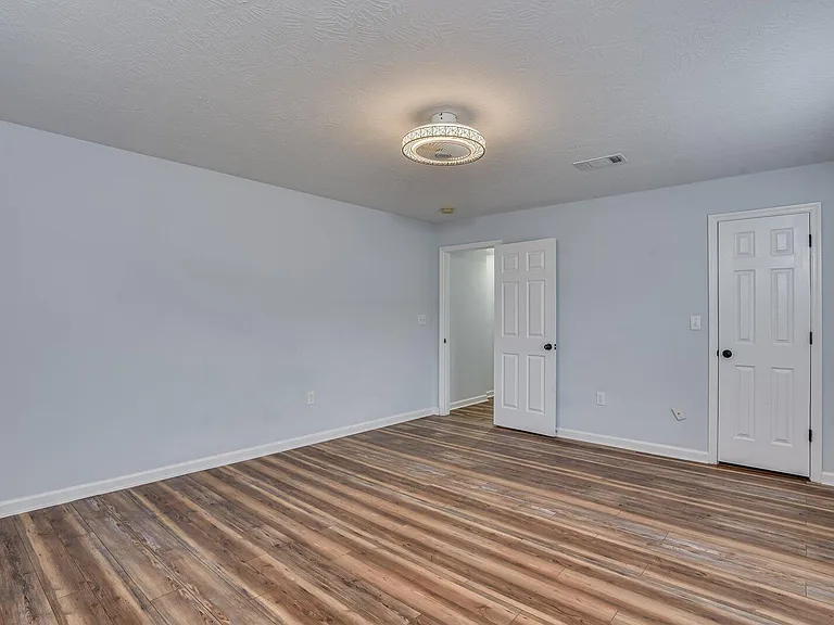 2211 Pleasant Dr — Photo 31
