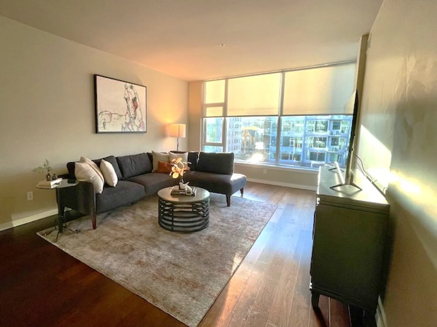 Luxurious Waterfront Condo — Photo 3