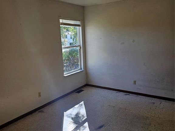 5th image of 628 Norton Ave