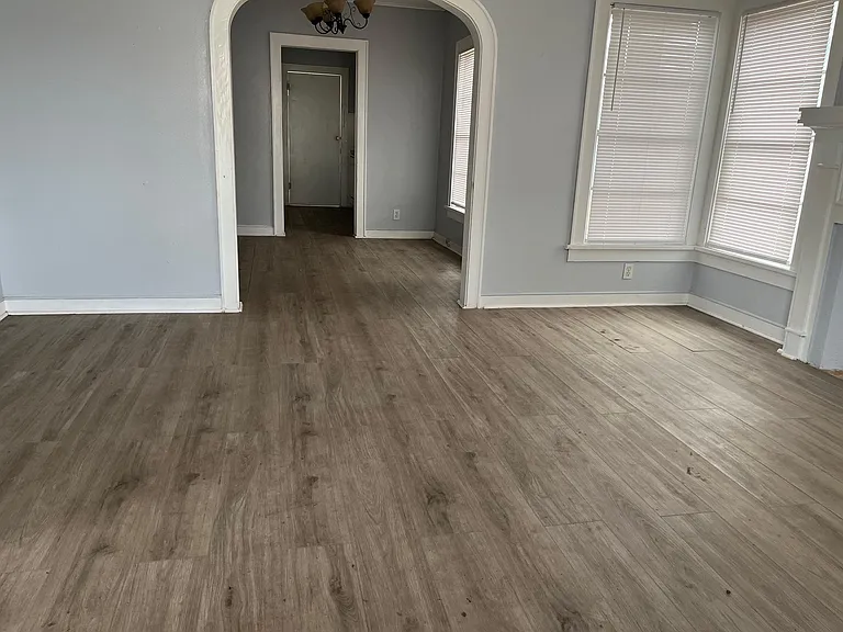 209 E Elmwood St — Photo 2