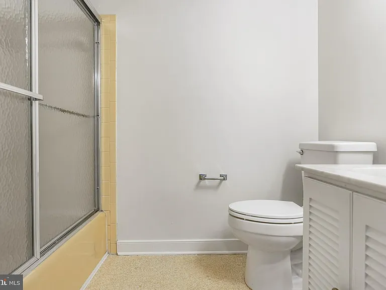 629 Lancaster St — Photo 35