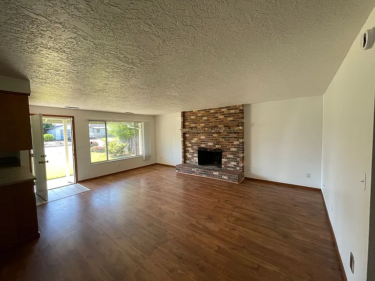 255 Heffley St S — Photo 3