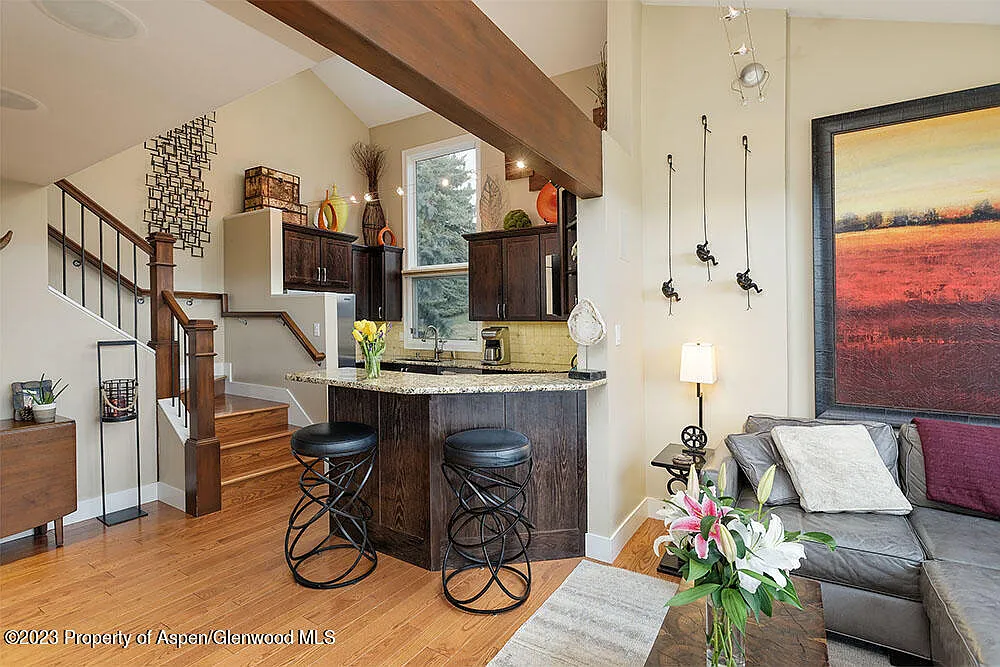 2 bed, 2.0 bath, 882 sqft, $11,000 — Photo 4