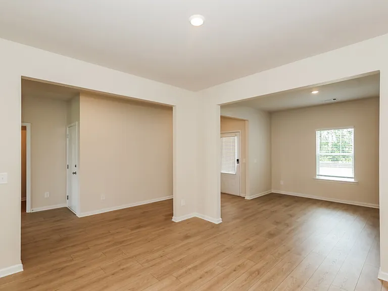 636 Mackenzie Cv — Photo 4