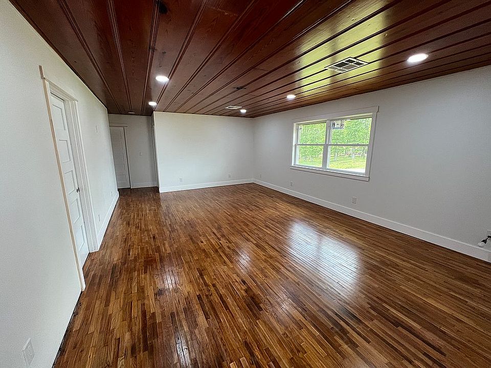 Spacious Living Room 15x21.5