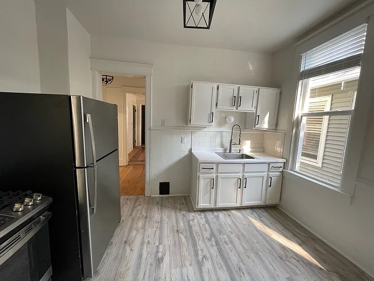 Newly Remodeled 6 Bedroom Eastside Upper Unit — Photo 4