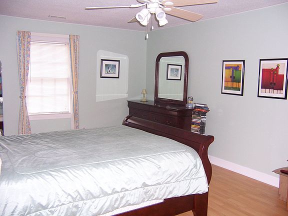 large masted bedroom w/walk-in closet and master bath