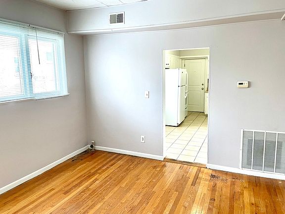 2nd image of 323 Prospect Ave NE APT 4