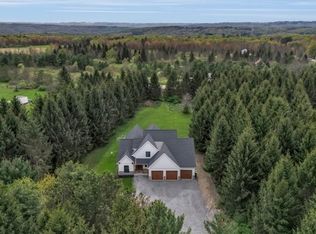 8778 Center Rd, Holland, NY 14080