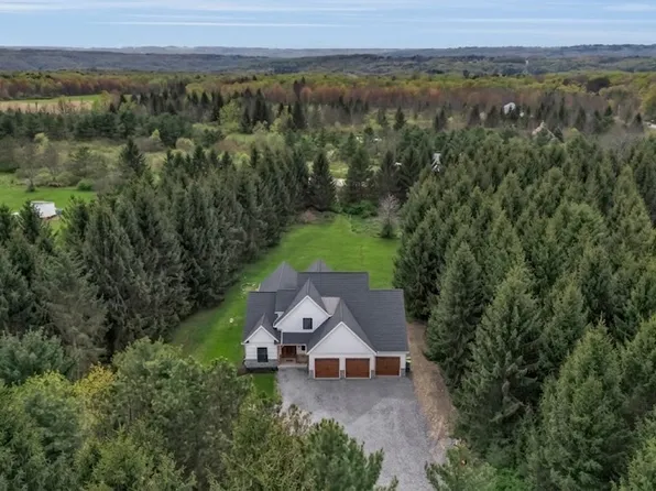 8778 Center Rd, Holland, NY 14080