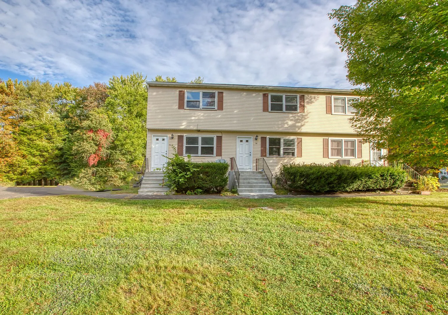 Charming 2-bedroom, 1.5-bathroom Townhouse — Photo 3