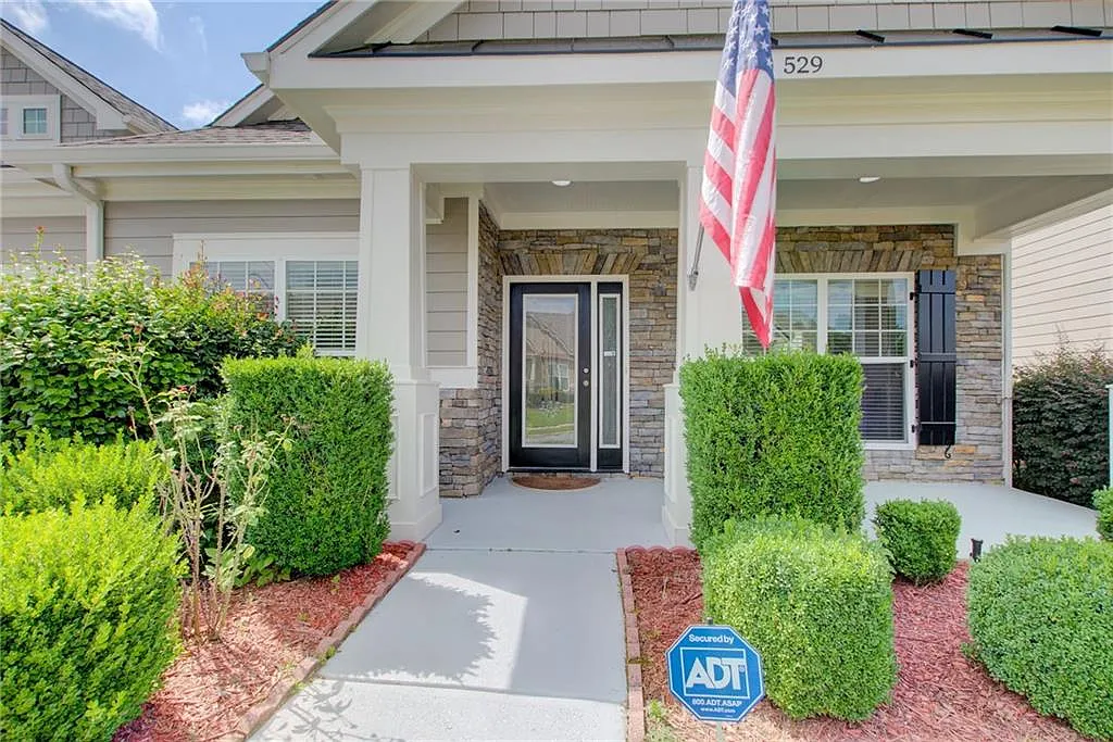 3 bed, 2.0 bath, 2302 sqft, $3,000 — Photo 3