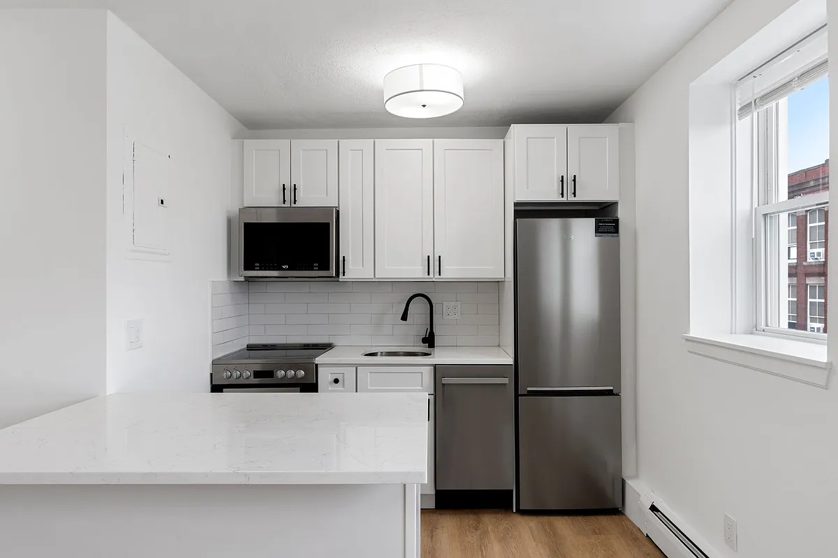 Building Photo - 741 E 7th St #37