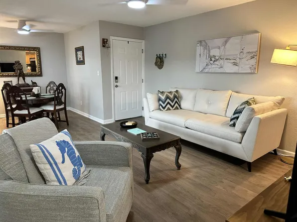 239 Seahorse Dr SE, Saint Petersburg, FL