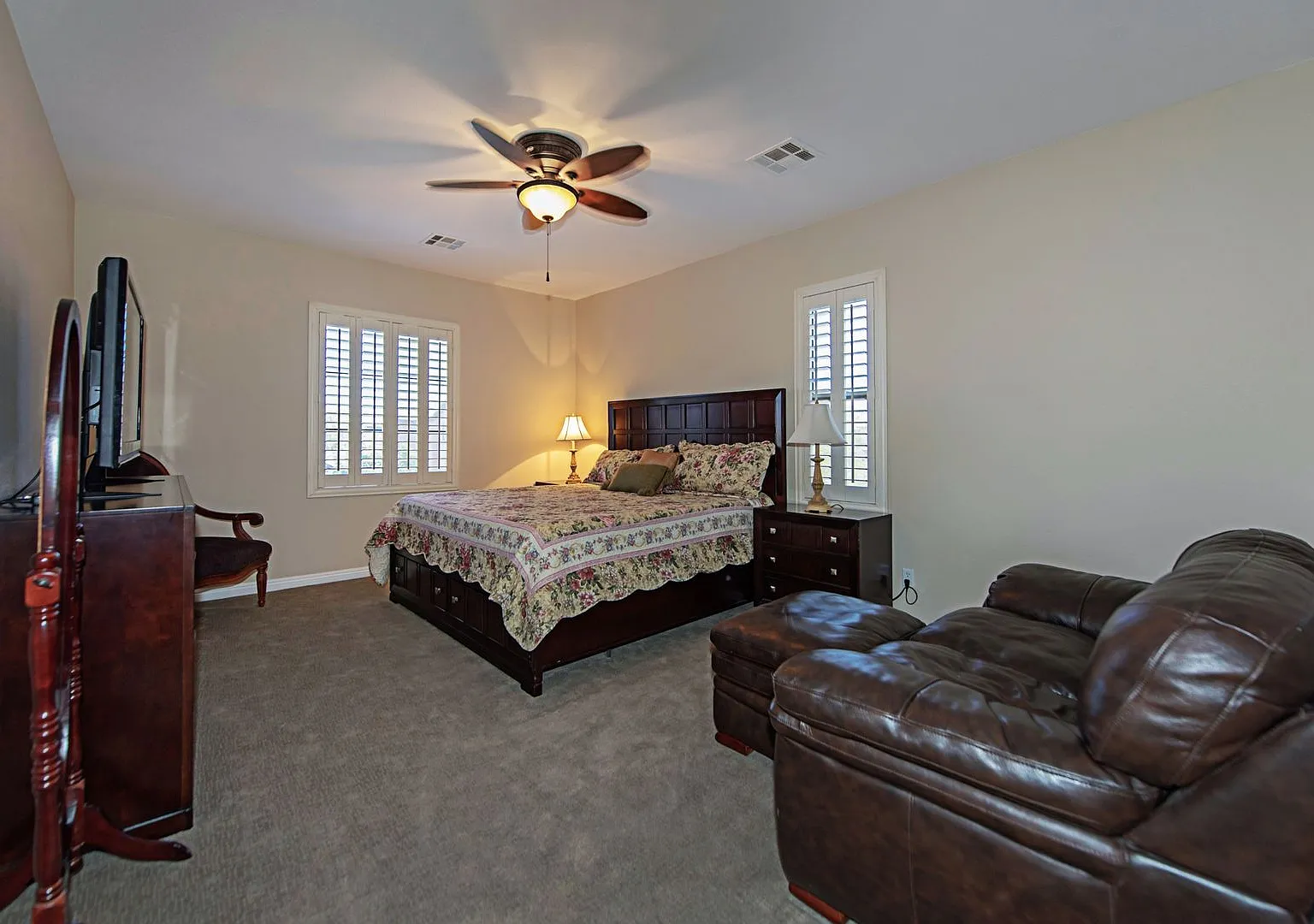 Stunning Spring Mountain Ranch,3,045 Sq Ft 2 Story Home In Nw Area — Photo 4