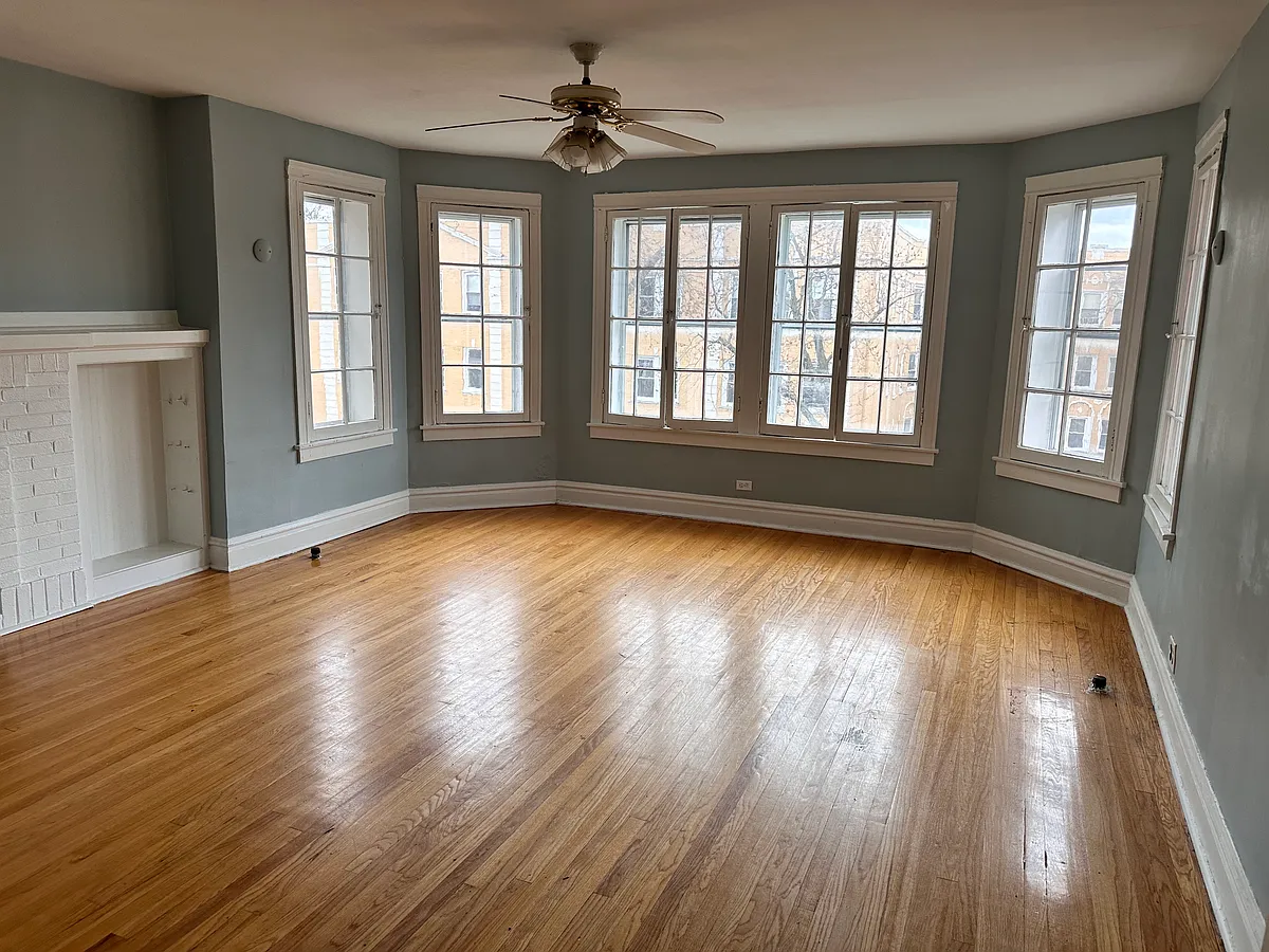 Building Photo - 7404 N Hoyne Ave #3