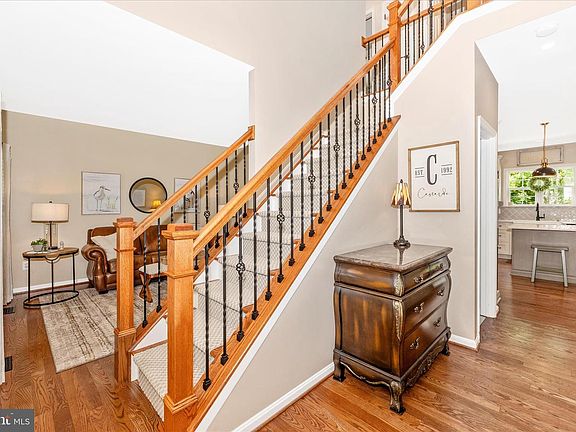 5th image of 402 Leafy Hollow Ct