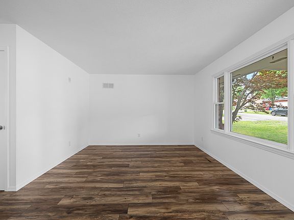 3rd image of 304 Greenbrier Lane