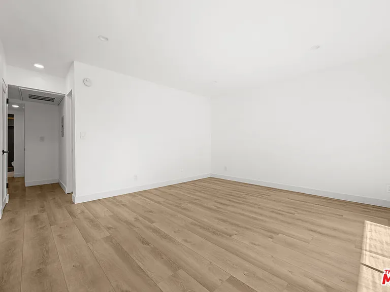 136 S Palm Dr #201 — Photo 12