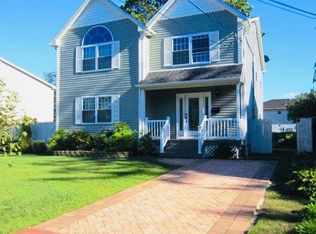 1080 Dante Ave, Copiague, NY 11726