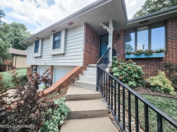 916 Country Ridge Dr, Jefferson City, MO 65109