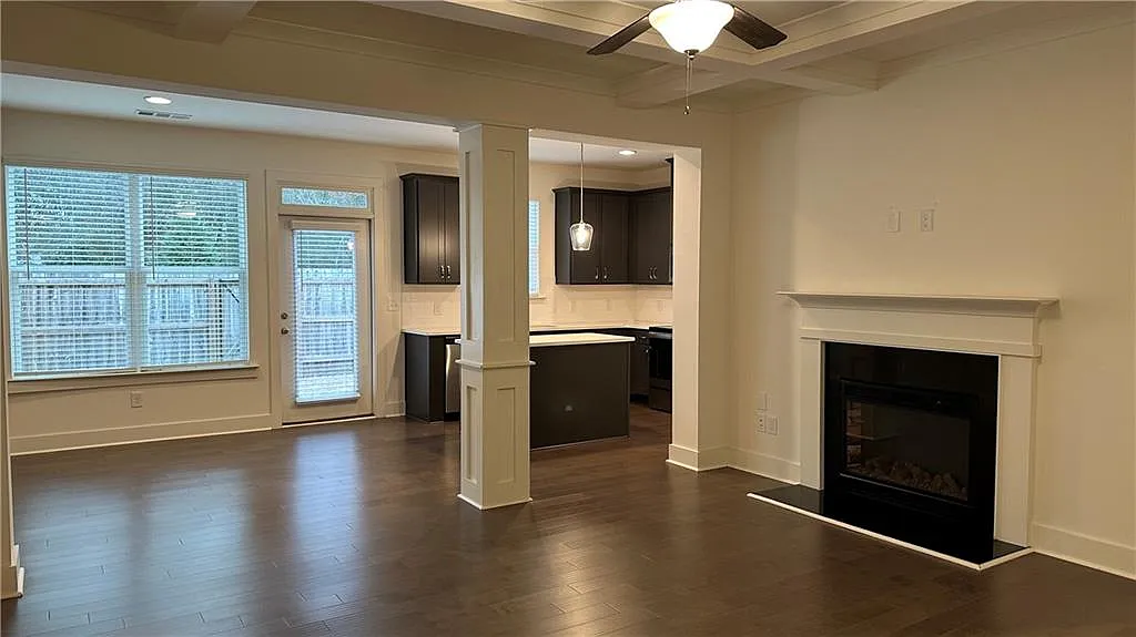 3 bed, 2.5 bath, 1818 sqft, $2,200 — Photo 4