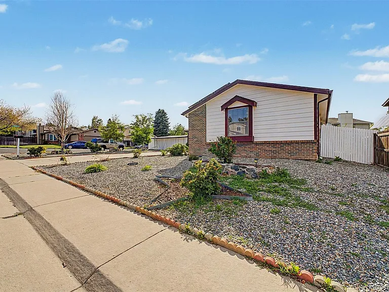2757 S Salida St — Photo 3