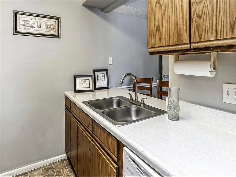 Fox Ridge Apartments — Photo 20