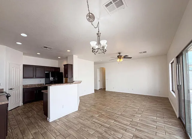 606 W Beautiful Ln — Photo 5