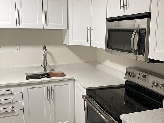 3rd image of 1112 W Knollwood St