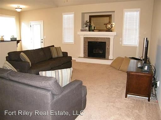 5th image of 2102 Lauren Ln