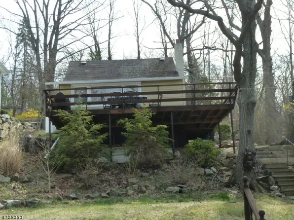 7 Lake Park Ter, Hewitt, NJ 07421