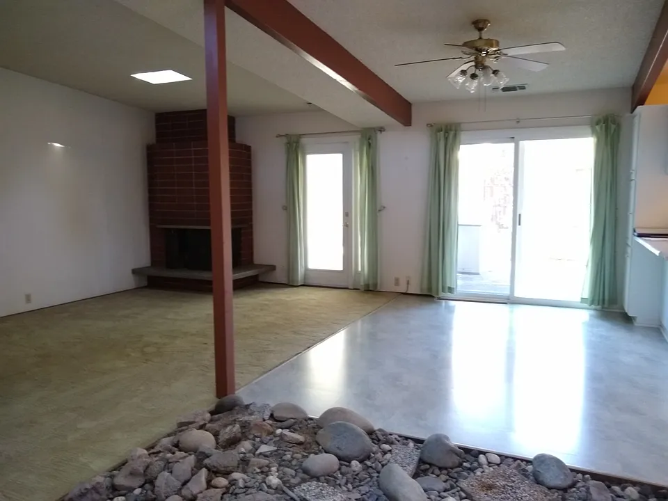 416 Lago Pl
