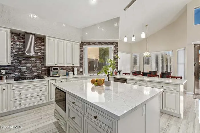 1015 E Irma Ln — Photo 6
