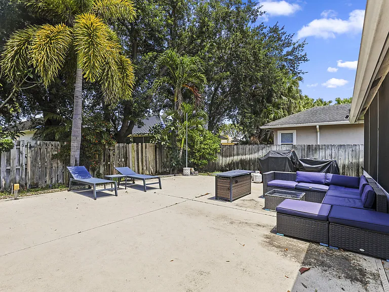 13885 Sheffield St — Photo 31