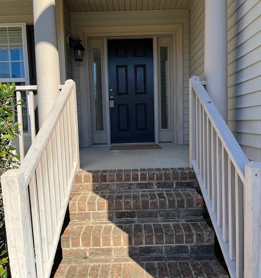 5 bed, 3.0 bath, 2727 sqft, $2,995 — Photo 2
