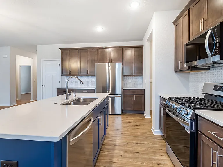 670 Lambert Dr — Photo 7