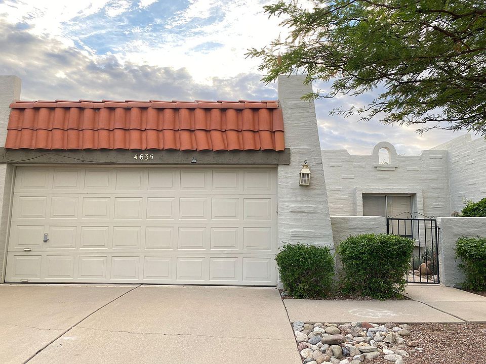 Detached 2 car garage.